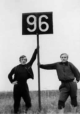 Schnackel (rechts) und ich an einem alten km-Schild (1969)
