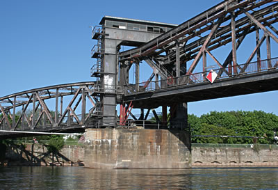 Elbe km 325,5 - Hubbrücke