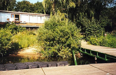 ELBE-km 582,5 - Booshaus RG Geesthacht (1999) Hier das gepflegte Sozialgebäude