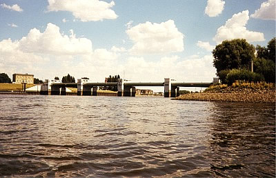 ELBE-km 618 - Einfahrt Hamburger Holzhafen (1999) Die Einfahrt wird geprägt vom markanten Hochwasser-Sperrwerk.